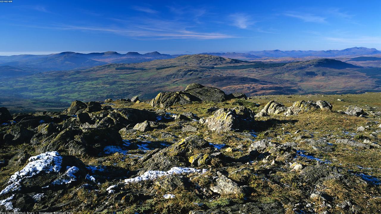Aran Benllyn summit on the high Aran ridge above Bala Lake, with the long ridge running south towards Aran Fawddwy and views east across Llyn Tegid and the Dee Valley