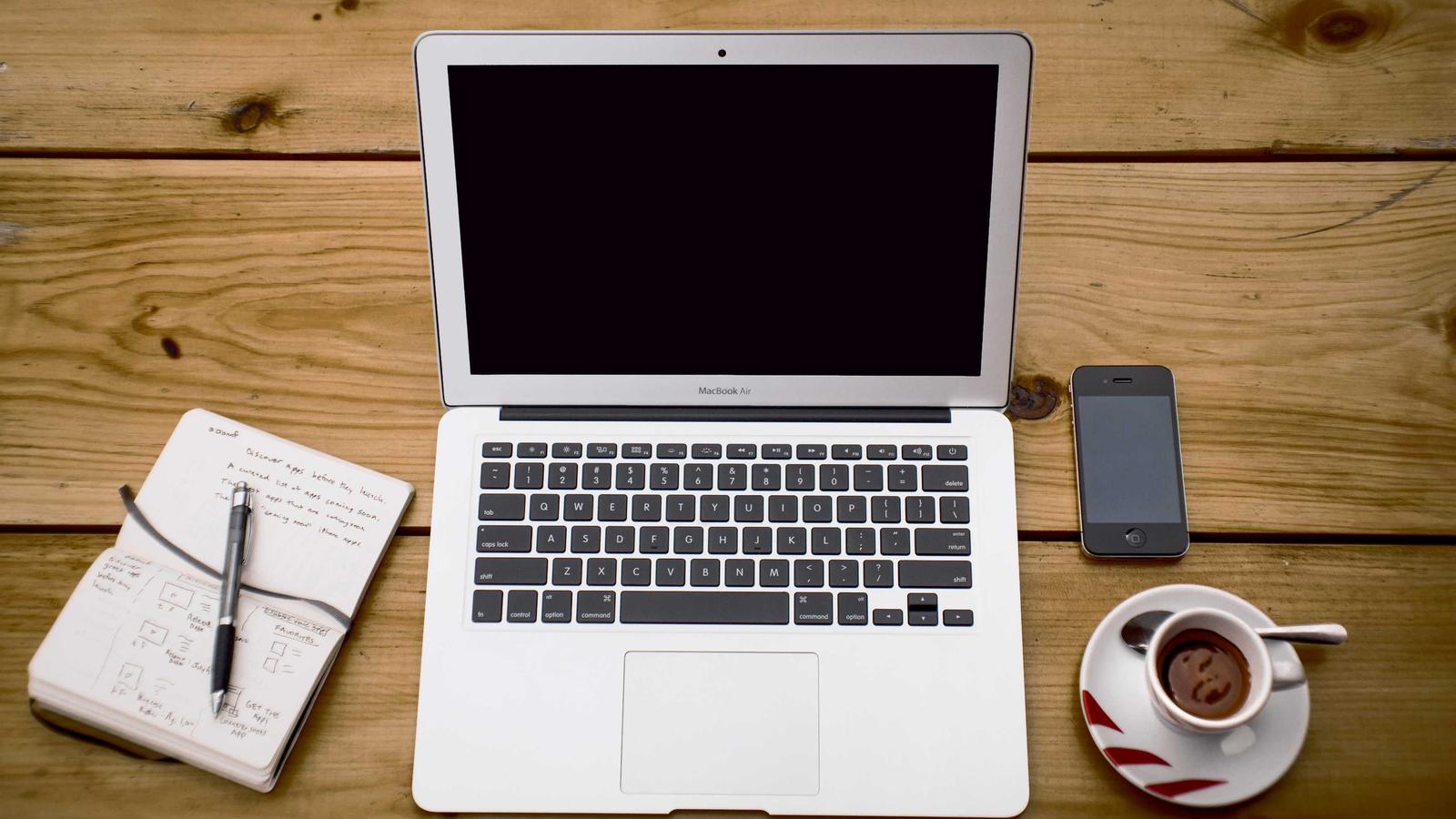 Aran Fawddwy summit ridge above Creiglyn Dyfi with Cadair Idris on the horizon