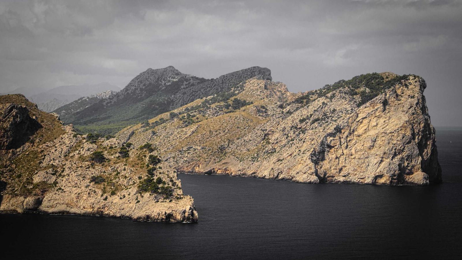 Snowdonia mountain landscape, North Wales travel guides